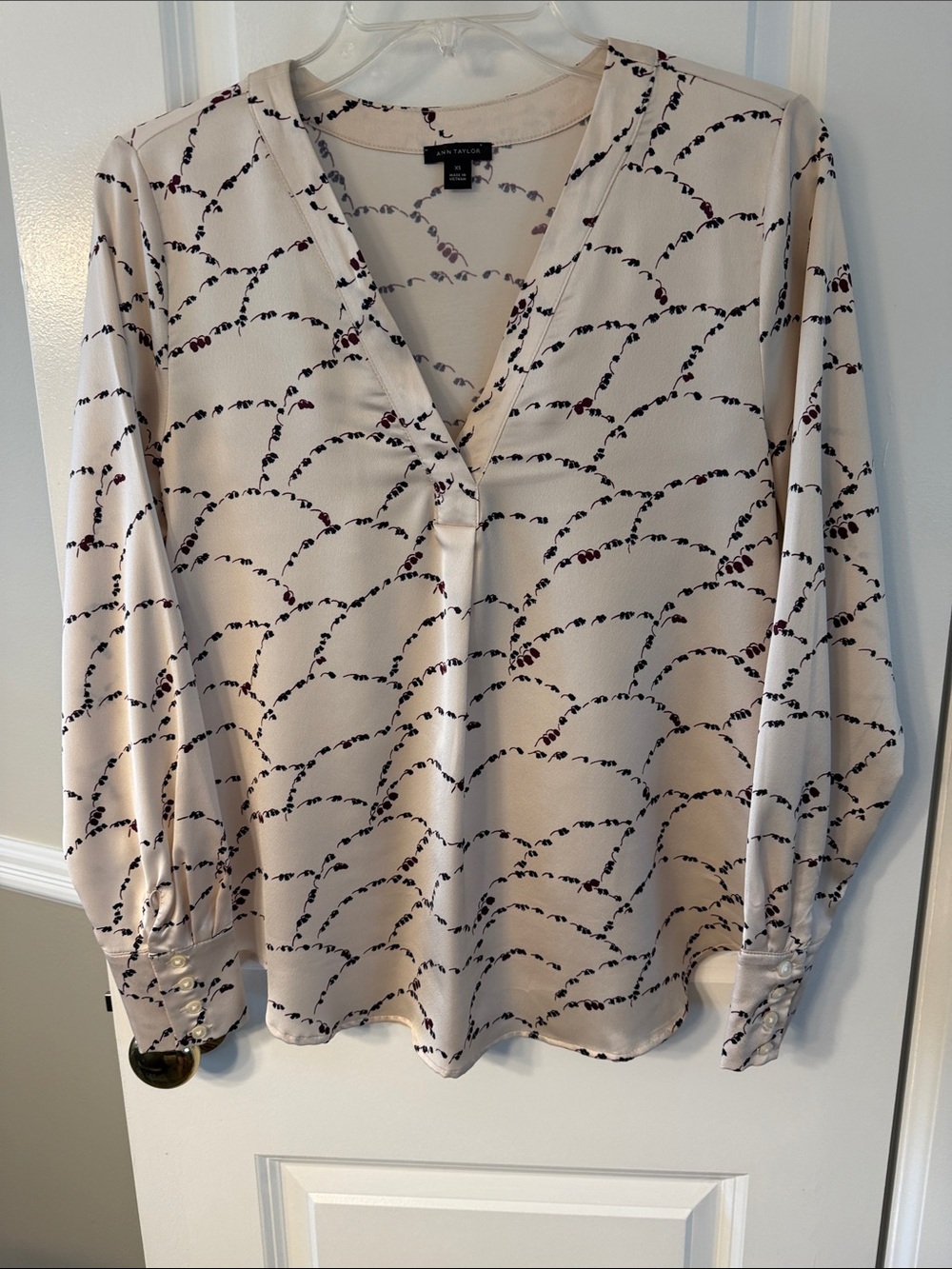 Ann Taylor XS Cream ivory V-Neck Blouse top pleat front with print Long sleeves